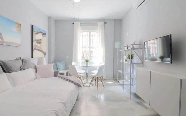 Bright And Quiet Apartment By Town