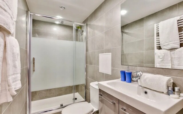 13 - Luxury Flat Eiffel Design 2