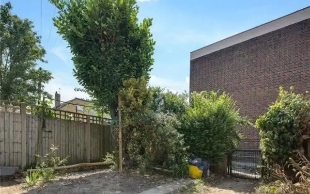 Limehouse En-suite With Garden View