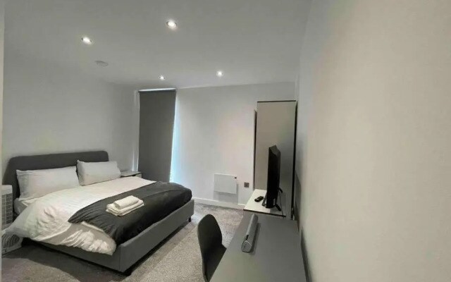 Luxury 2-Bed Apt with free parking on premises