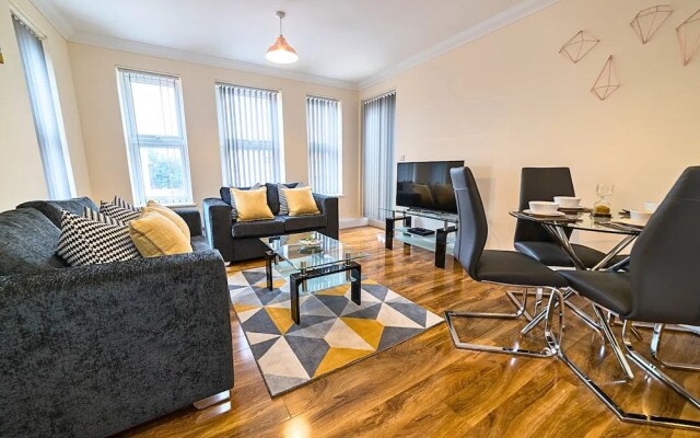 Heathrow Clean 2Bedroom Apt with Parking