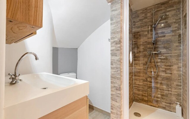 Eiffel Tower - Rue Cler Area Apartment