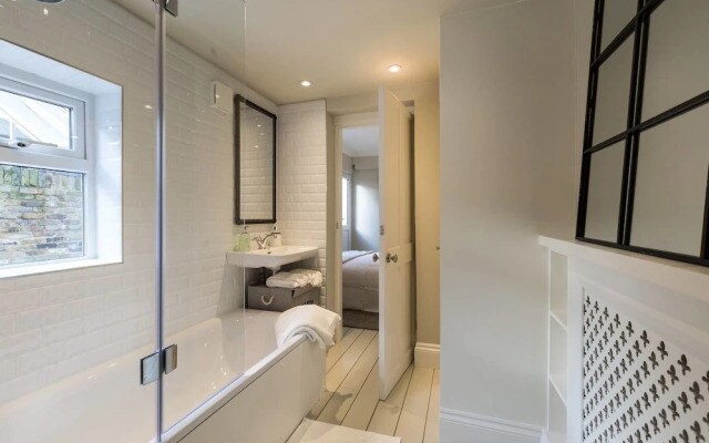 Bright 1BR Modern Home W/terrace in West London