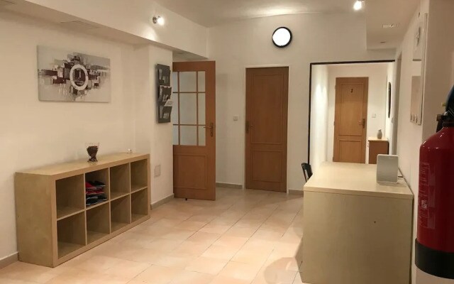 3 Bed Flat - Sleeps 20 - Smoking Room - Wifi