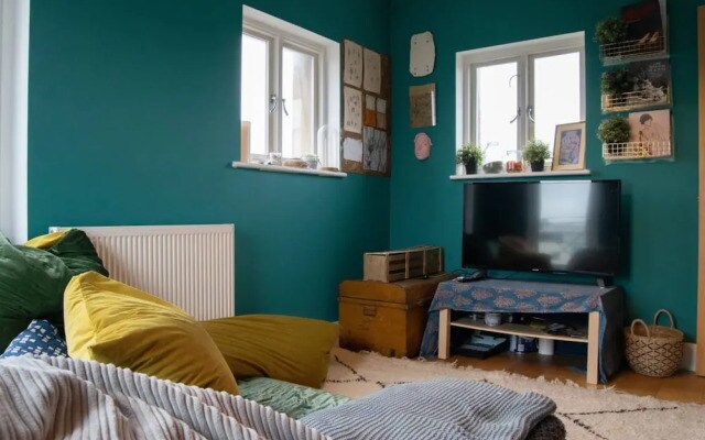 Unique 3 Bedroom Water Tower Home Close To Tube