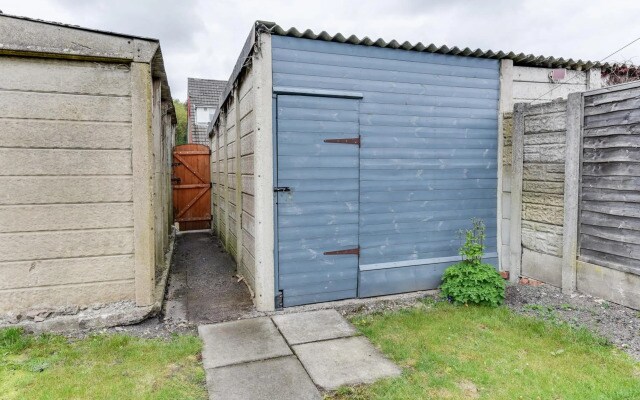 3 Bedroom Highfield House, Free Parking, Wigan, Sleeps 5