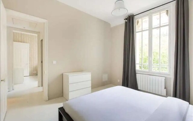 Gorgeous 3 Bedroom Apartment at Eiffel Tower