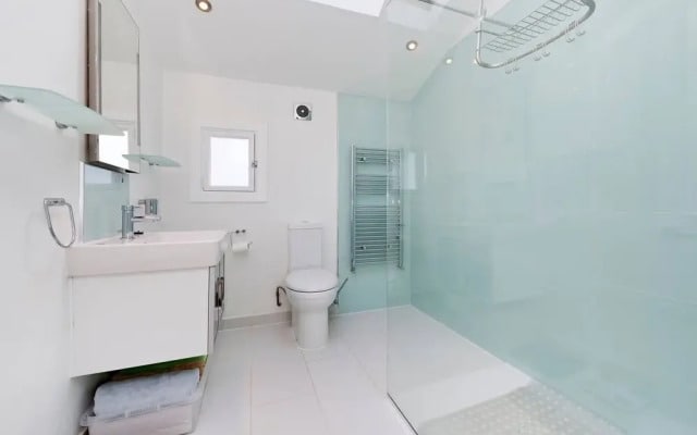 Bright & Spacious 5 Bed House in Charming Putney