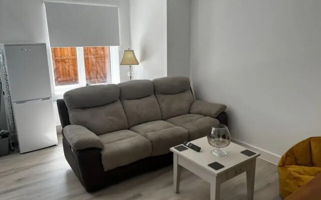 2 Bed Flat - Sleeps 4 - Pets - Garden - Parking
