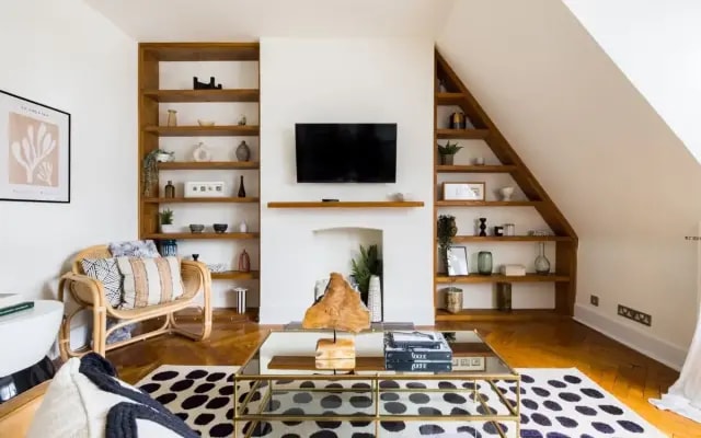 The Queens Park Sanctum - Lovely 2bdr Flat with Balcony