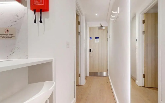 Student Only, Elegant Bronze Studio in Paddington