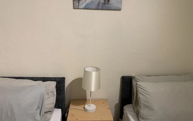 House Sleeps 6 With Garden, Parking
