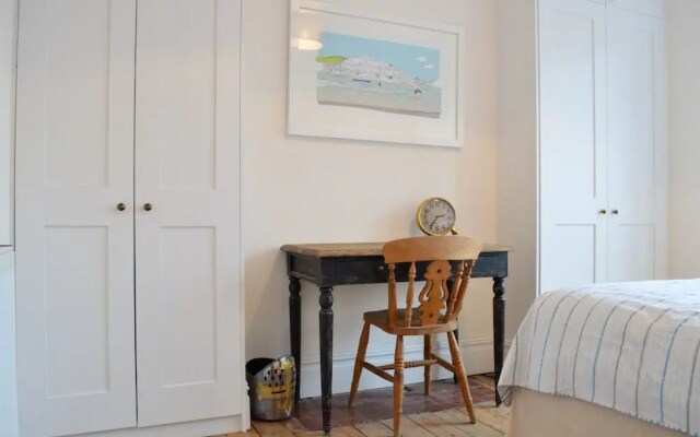 Shepherd's Bush 2 Bedroom Flat With Garden