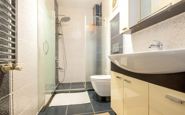 Flat with Garden Close to Coast in Uskudar
