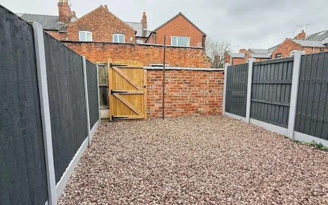 Crewe - House - Sleeps 8 - Private Hot Tub