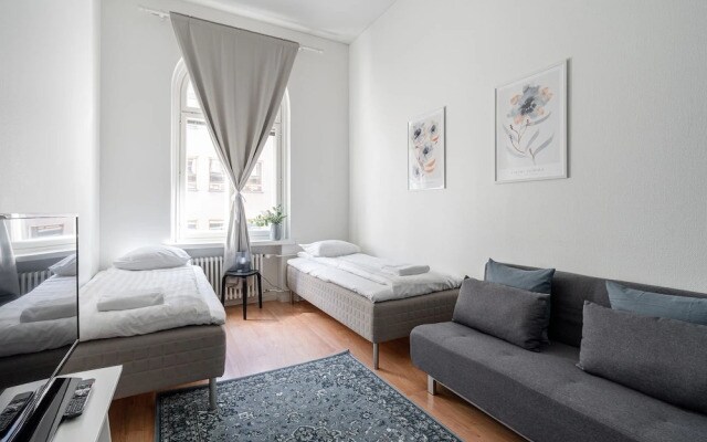 Historical 3BR Downtown Apartment with Sauna