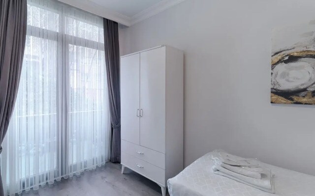 Gorgeous Central 2BR Condo w City Views