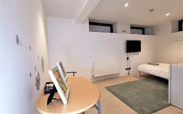 Spacious Double Room with en-suite - 1b