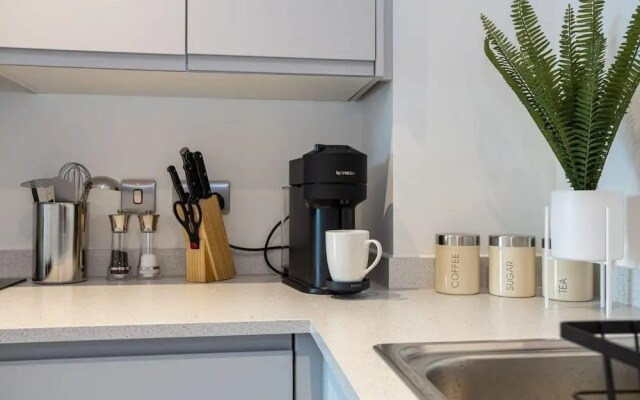 Warrington - House - Sleeps 6 - Parking - Garden