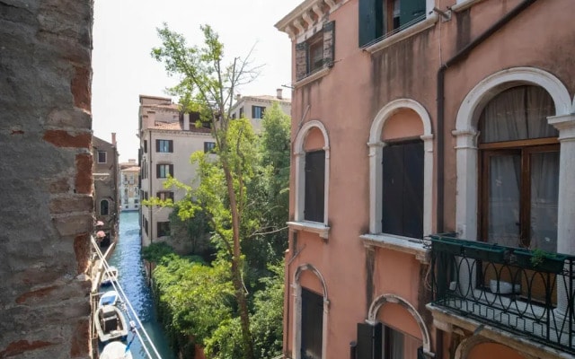 Venice Grand Canal Style Apt 3 - Locz