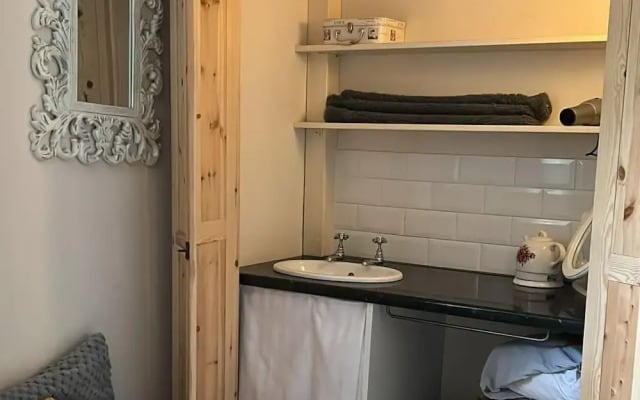 2 Bed-sleeps 3-dog Friendly-garden-riverside