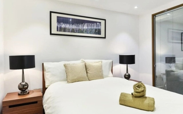 Hotel Style Penthouse Located Close to Central 8
