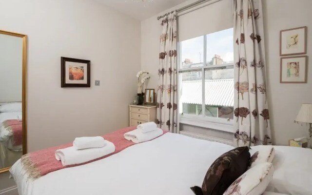 Charming Chelsea Home by the River Thames