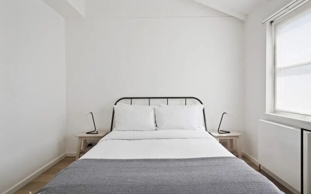 Stylish & Modern 2bed Apt, 5m to Overground