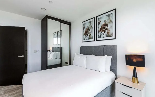 Modern Sky-High Flat In North Acton