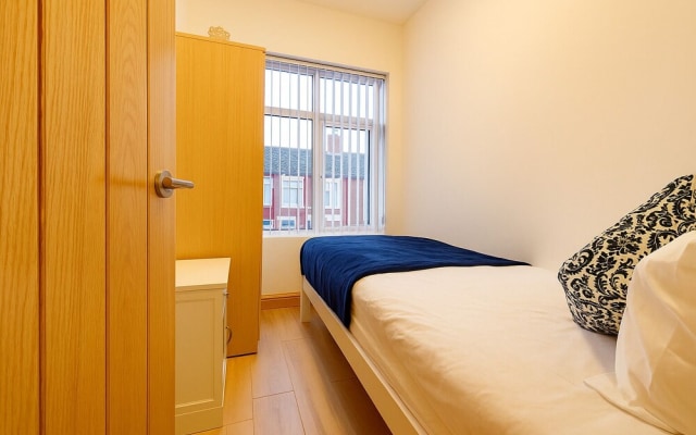 4-BR Liverpool House Free Parking