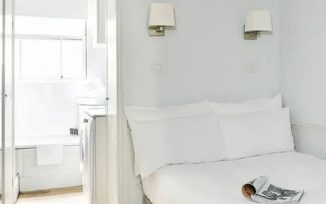 Sophisticated 1BR Flat in Victoria