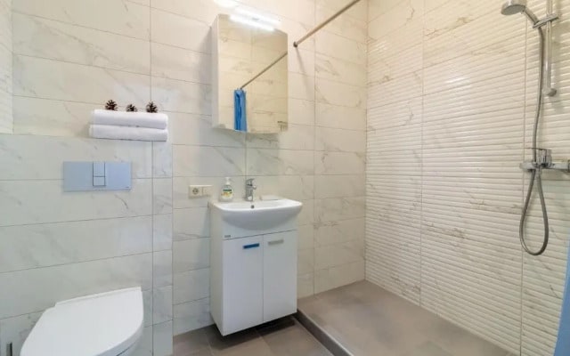 Green Acres Apartment, By cohost