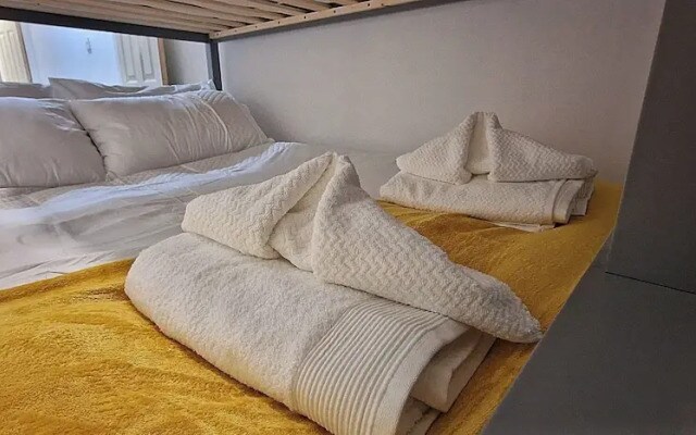 Ashfield House by Cyber Living - Modern Stay!