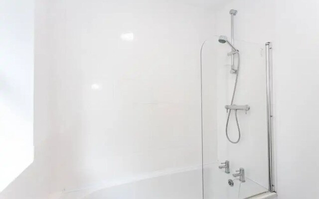 Lovely One-bedroom Serviced Apartment in Eccles
