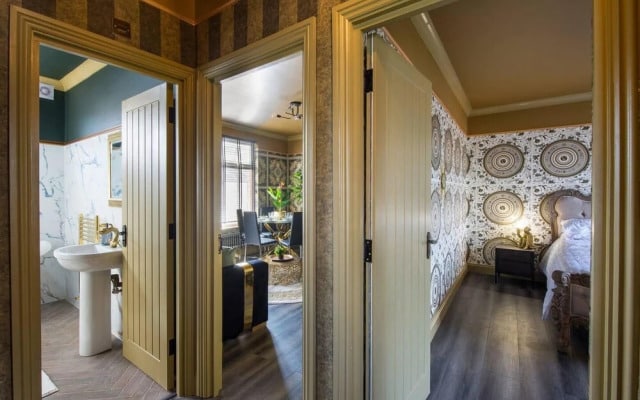 Luxury Versace Sleeps10, Hottub, Pool Table, Skytv