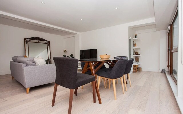 Spacious East London 2 Bedroom Apartment Sleeps 4