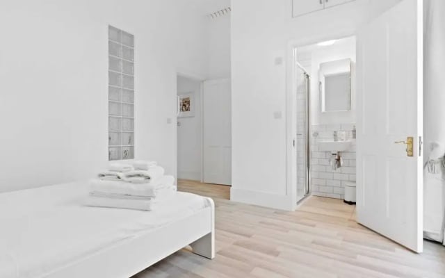 Refined, Light 1 Bed Apt w Balcony in Brixton