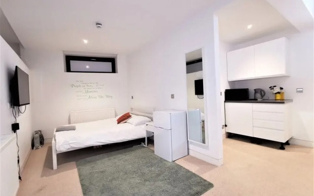 Spacious Double Room with en-suite - 1b