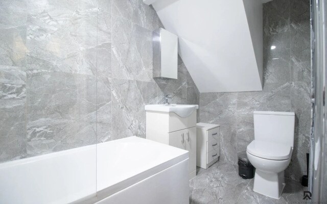 London Apt - Sleeps 4 - Parking - Wifi