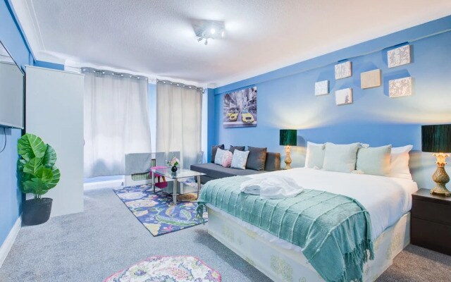 Family Studio for 4-3-2-1 Persons Central London
