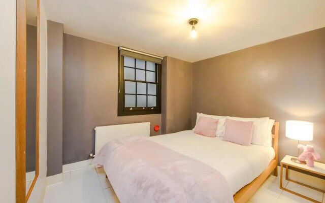 Central Cove - Fitzrovia - by Frankie Says