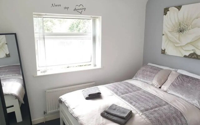 Sleeps 6, Guests&contractors, Wi-fi, Free Parking