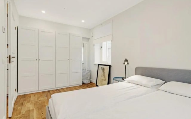 New 1BR in superb location. Free parking & WIFI