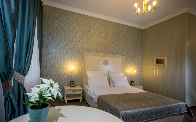 Rich Hotel