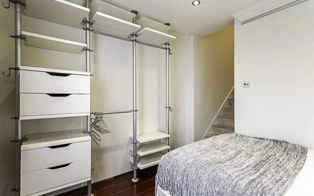 Cosy Kensington Two Bedroom Flat