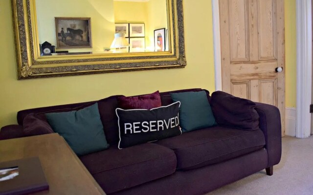 3 Bedroom Clapham Home With Patio