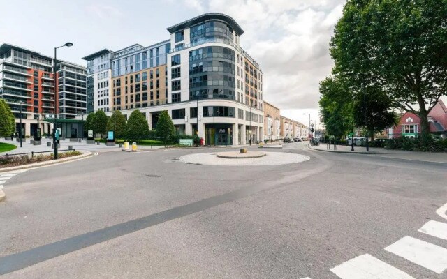 Chelsea / Imperial Wharf - Bright, modern, sunset view apartment