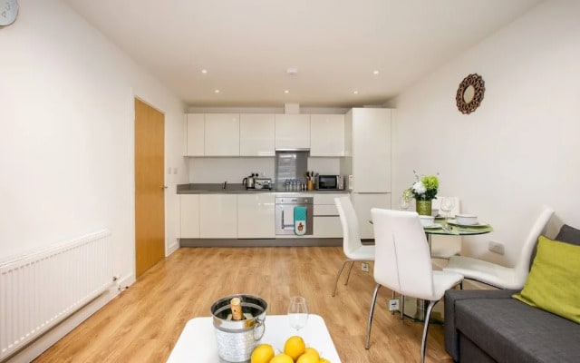 Skyvillion - Tower Point Enfield 2bed Wbalcony