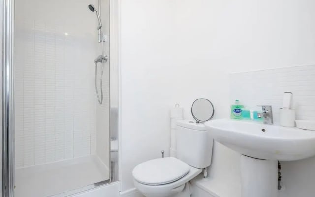 Impeccable 2-bed Apartment in Romford
