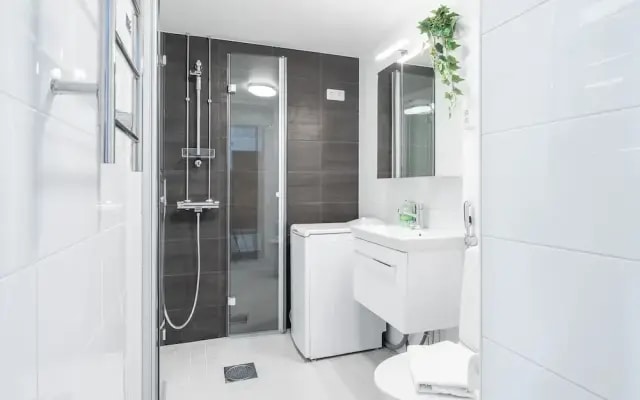 1BR next to Railway Station & Nokia Arena